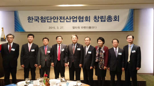 첨단영상보안 업계가 한국첨단안전산업협회를 결성하고 사회안전 강화에 나서기로 했다. 지난 27일 창립총회에 참석한 나다텔 김승범 대표(왼쪽부터), 씨프로 이영수 대표, 산업부 박청원 산업정책실장, 배영훈 협회장, 길정우 국회의원, 신성호 청와대 홍보특보, 배희숙 전 여성벤처협회장, 이 연 재난정보미디어포럼 회장, ITX시큐리티 박상열 대표. 한국첨단안전산업협회 제공